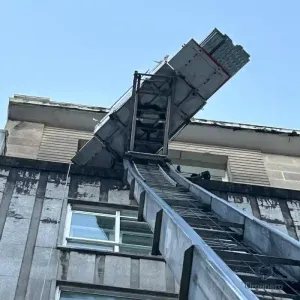 Elevador de fachada y montaje de muebles de mudanza